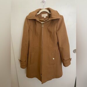 Michael Kors - Zip Up Tan Trench Coat with Wide Collar and Mid-Length Design